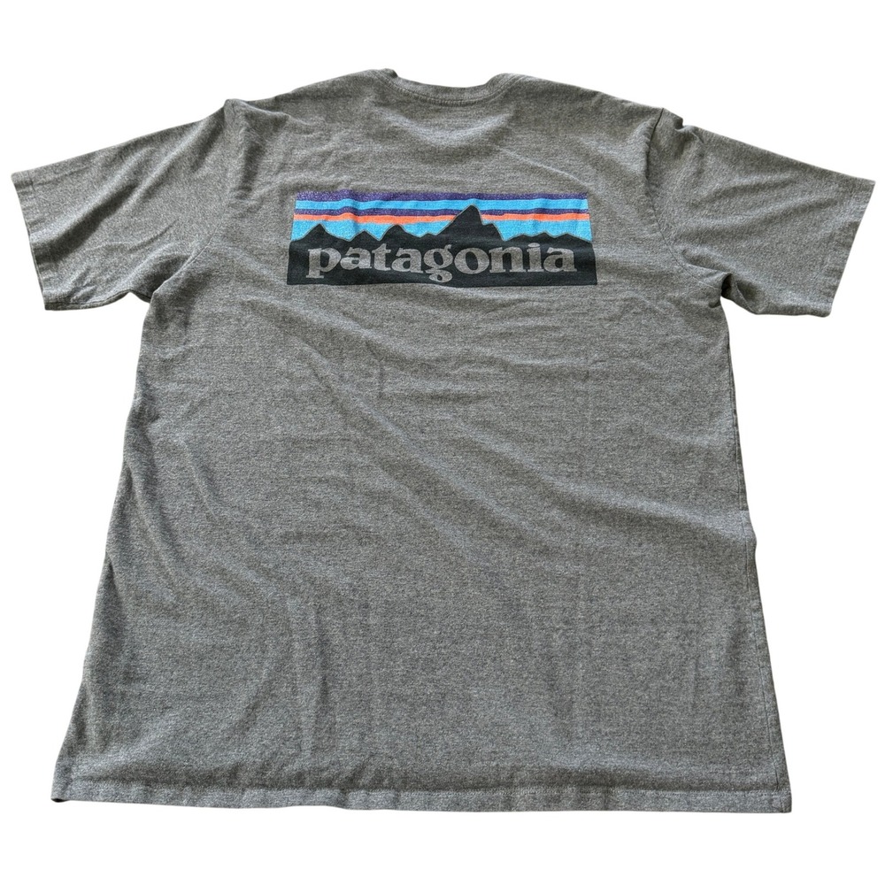 Patagonia Men's P-6 Logo Responsibili-Tee Small Heather Gray Fair Trade Tee
